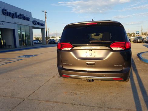 Used 2018 Chrysler Pacifica Limited w/ Tire & Wheel Group image 6