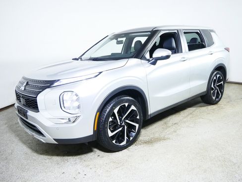 Used 2024 Mitsubishi Outlander SE image 3