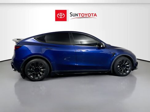 Used 2022 Tesla Model Y Long Range AWD/4WD image 2