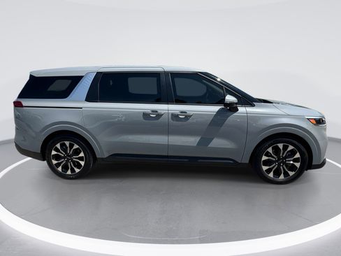 Used 2024 Kia Carnival EX FWD image 9