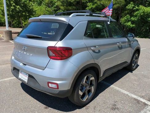 Used 2025 Hyundai Venue SEL FWD image 4