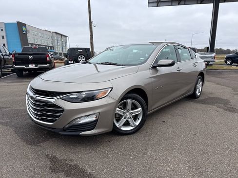 Used 2024 Chevrolet Malibu LT image 2