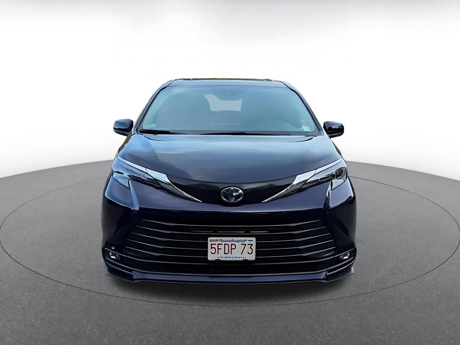 Used 2025 Toyota Sienna XLE FWD image 6