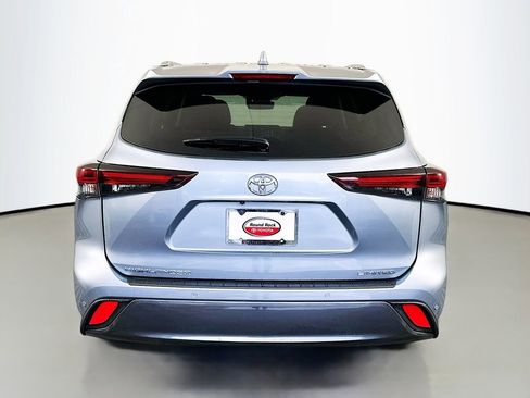 Used 2024 Toyota Highlander Limited FWD image 6