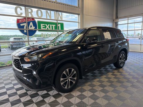 Used 2023 Toyota Highlander XLE AWD/4WD image 3