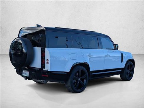 Used 2025 Land Rover Defender 130 X-Dynamic SE image 5