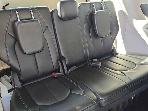 Used 2024 Chrysler Pacifica Limited FWD image 31