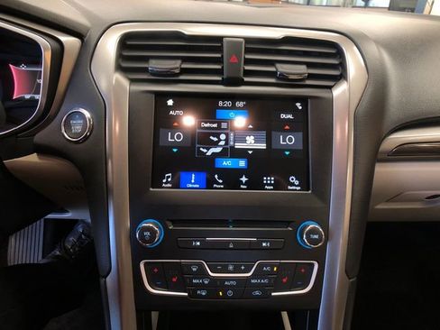 Used 2017 Ford Fusion SE w/ Fusion SE Technology Package FWD image 18