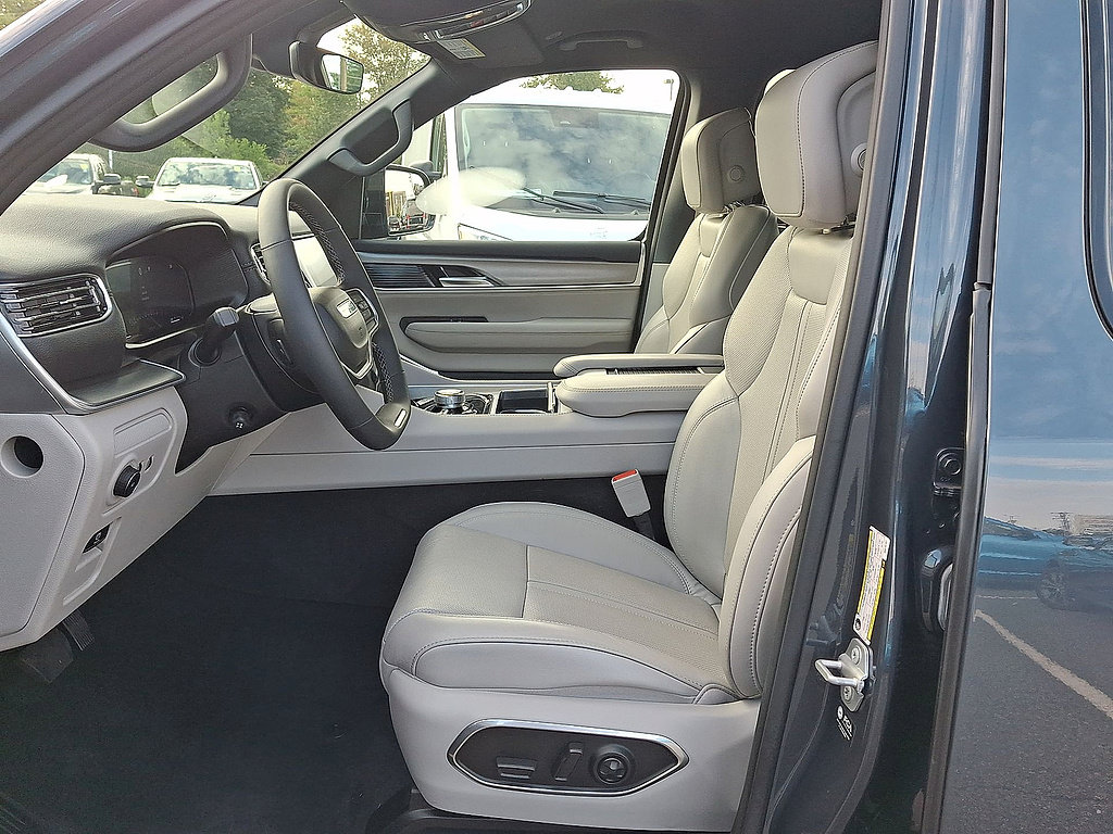 Used 2025 Jeep Wagoneer 4WD image 17