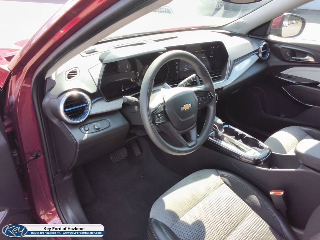 Used 2025 Chevrolet Trax LT FWD image 24