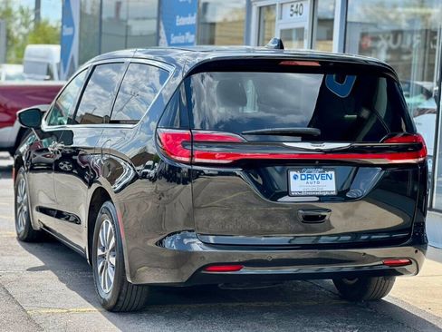 Used 2023 Chrysler Pacifica Touring-L FWD image 3