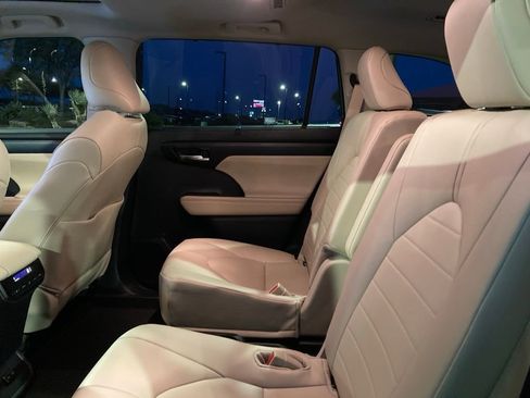 Used 2025 Toyota Highlander XLE image 11