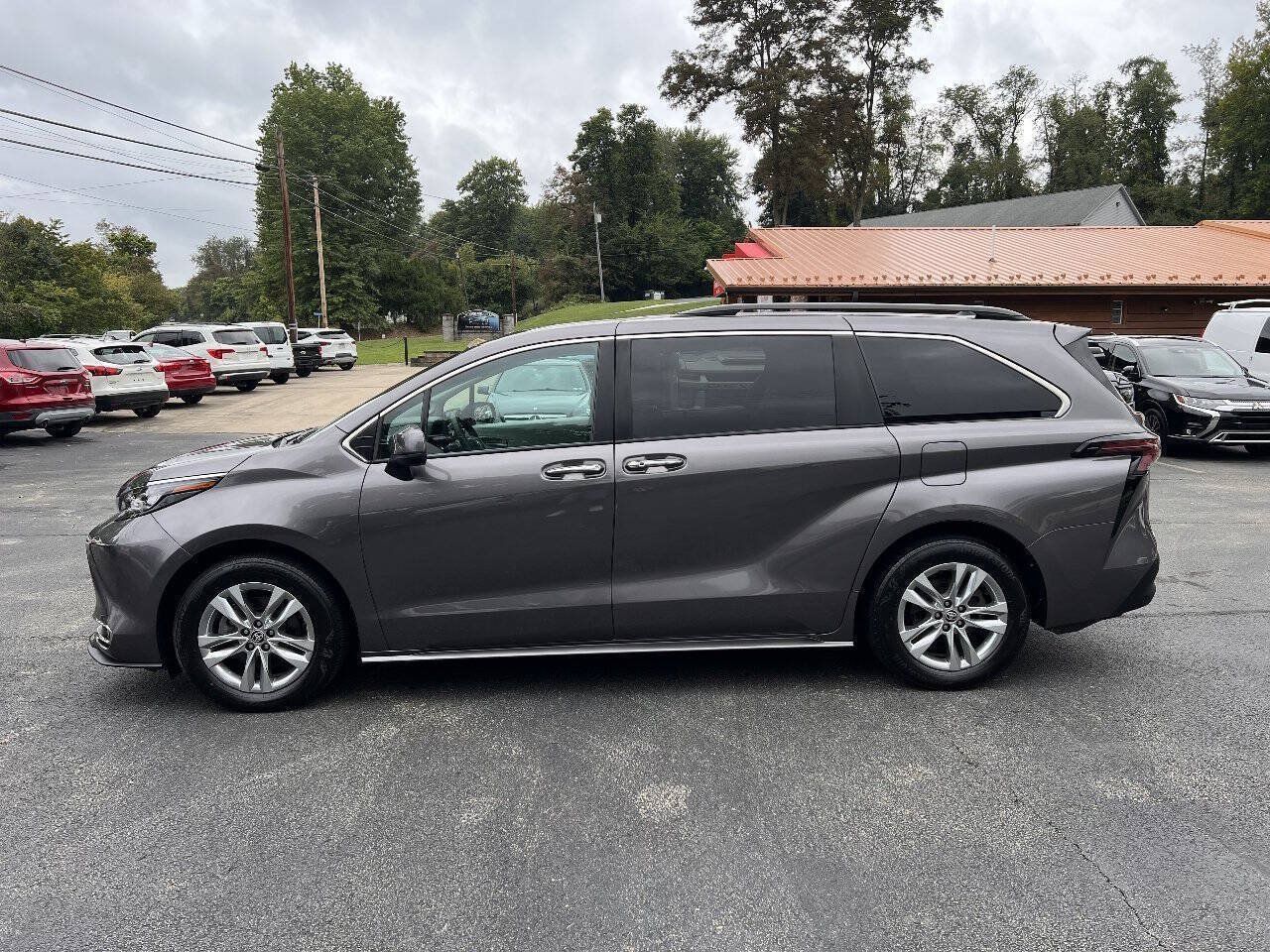 Used 2024 Toyota Sienna XLE w/ XLE Plus Package AWD/4WD image 8
