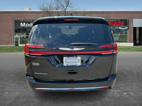 Used 2024 Chrysler Pacifica Touring-L FWD image 3