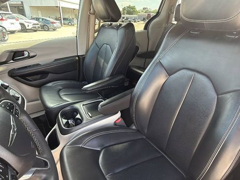 Used 2023 Chrysler Pacifica Touring-L FWD image 14