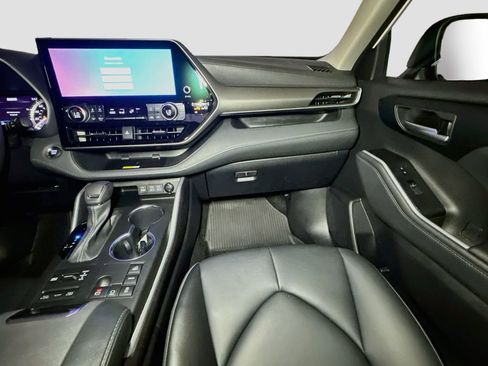 Used 2023 Toyota Highlander XLE AWD/4WD image 30