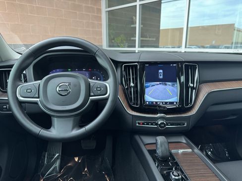 Used 2022 Volvo XC60 B5 Momentum w/ Climate Package image 16