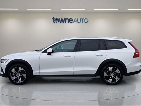 Used 2025 Volvo V60 B5 Cross Country Plus AWD/4WD image 2