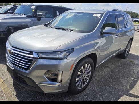 Used 2023 Chevrolet Traverse Premier FWD image 3