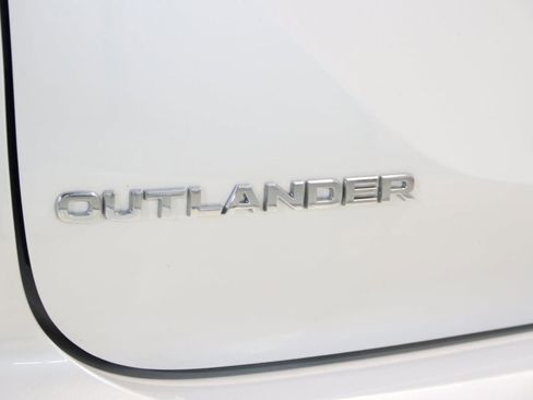 Used 2024 Mitsubishi Outlander 4WD Plug-In Hybrid image 16