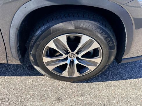 Used 2021 Toyota Highlander XLE image 15