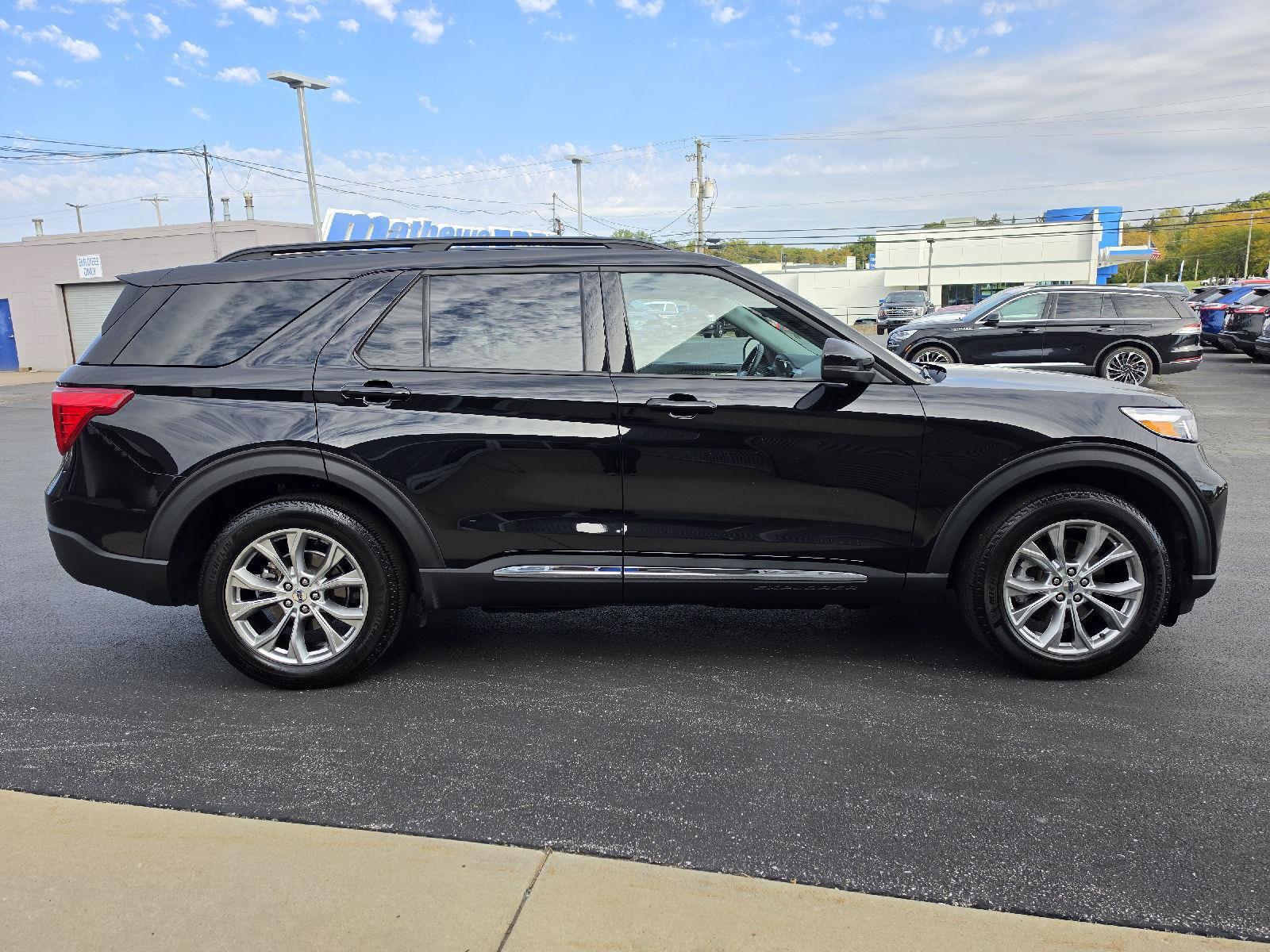 Used 2024 Ford Explorer XLT w/ Equipment Group 202A AWD/4WD image 4