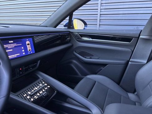 Certified 2025 Porsche Macan Electric image 17