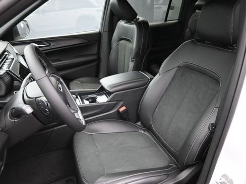 New 2025 Jeep Grand Cherokee Laredo image 13