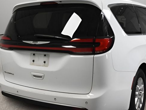 Used 2023 Chrysler Pacifica Touring-L FWD image 3