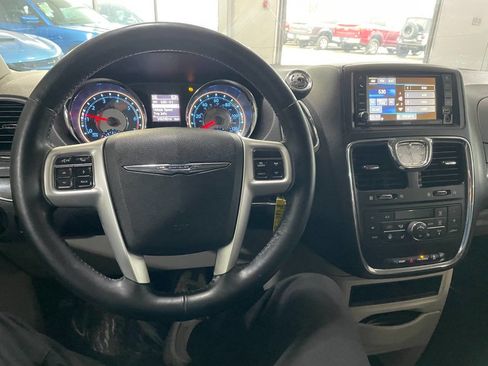 Used 2015 Chrysler Town & Country Touring-L w/ Driver Convenience Group image 33