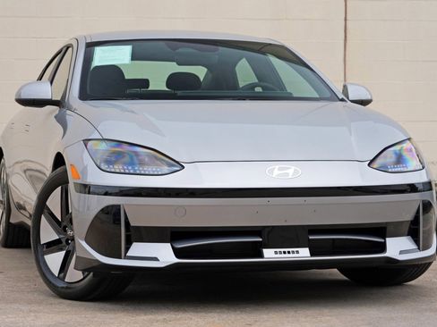 Used 2025 Hyundai Ioniq 6 SE RWD image 2