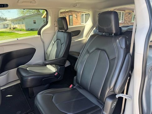 Used 2024 Chrysler Pacifica Touring-L FWD image 30