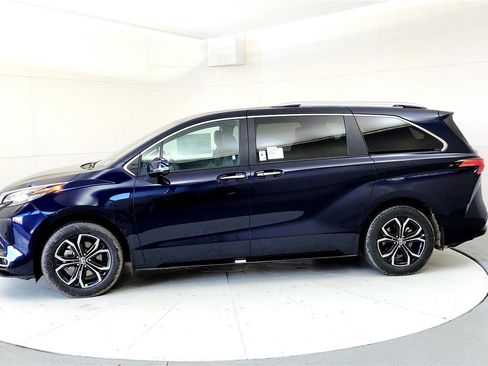 New 2026 Toyota Sienna Platinum AWD/4WD image 3