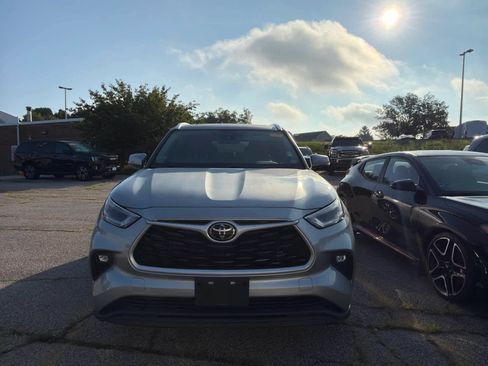 Used 2021 Toyota Highlander XLE AWD/4WD image 5