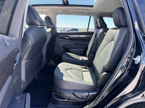 Used 2021 Toyota Highlander Platinum AWD/4WD image 11