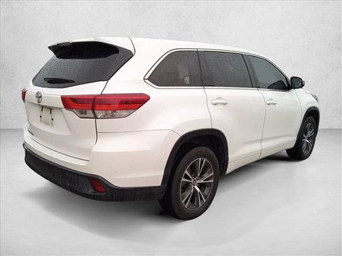 Used 2017 Toyota Highlander LE image 5