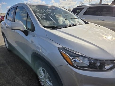 Used 2022 Chevrolet Trax LS w/ Tint and Cruise Package image 9