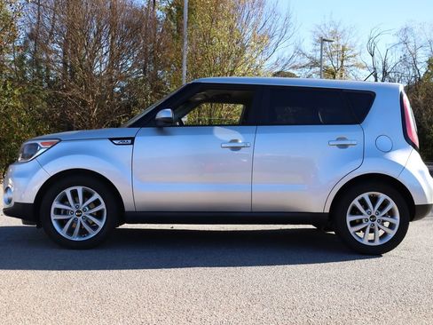 Used 2017 Kia Soul + image 3