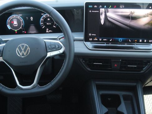 Certified 2025 Volkswagen Tiguan SE FWD image 16