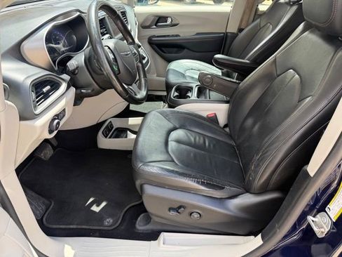 Used 2020 Chrysler Pacifica Touring-L FWD image 15
