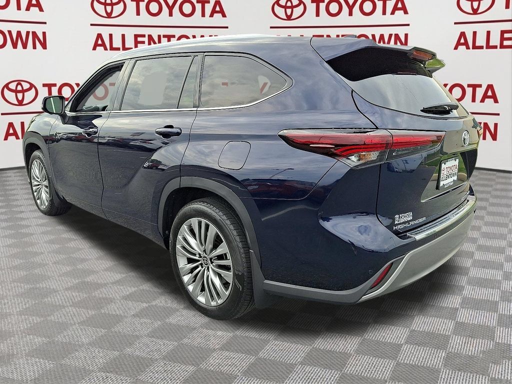 Used 2025 Toyota Highlander Platinum AWD/4WD image 5