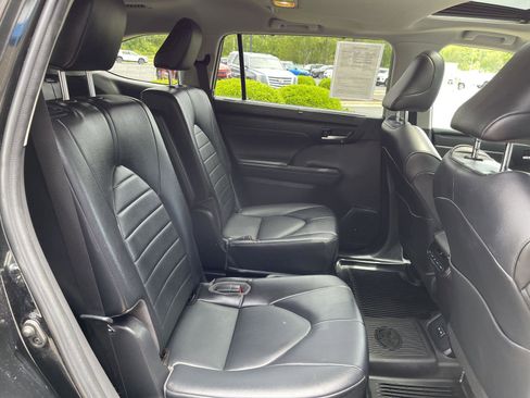 Used 2022 Toyota Highlander XLE AWD/4WD image 37