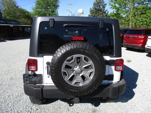 Used 2016 Jeep Wrangler Unlimited Rubicon w/ Max Tow Package AWD/4WD image 4