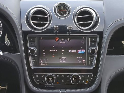Used 2019 Bentley Bentayga image 19