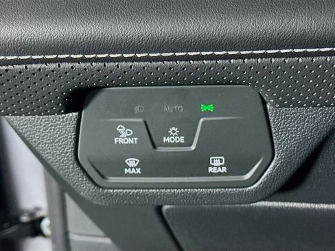 Used 2025 Volkswagen Atlas SE image 16