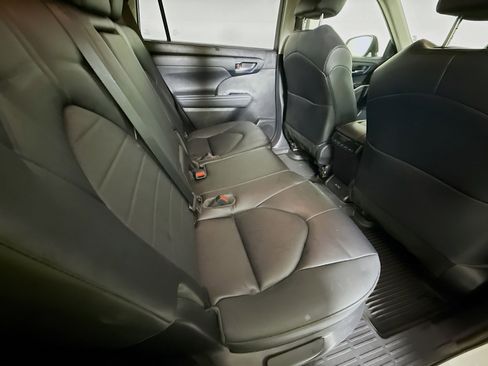 Certified 2023 Toyota Highlander XLE image 28