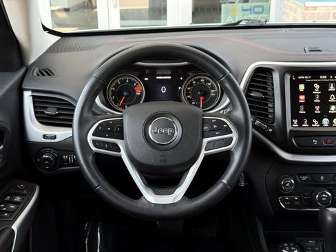 Used 2017 Jeep Cherokee Trailhawk AWD/4WD image 29