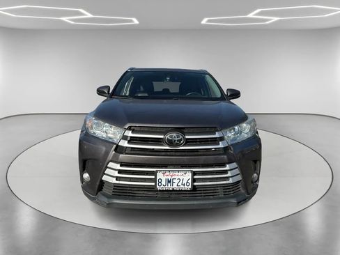 Used 2019 Toyota Highlander XLE image 2