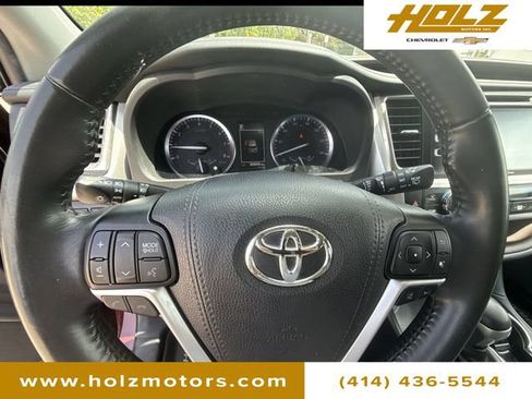 Used 2019 Toyota Highlander XLE AWD/4WD image 11