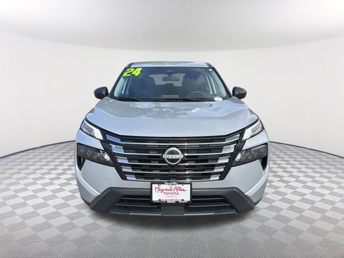 Used 2024 Nissan Rogue S AWD/4WD image 2